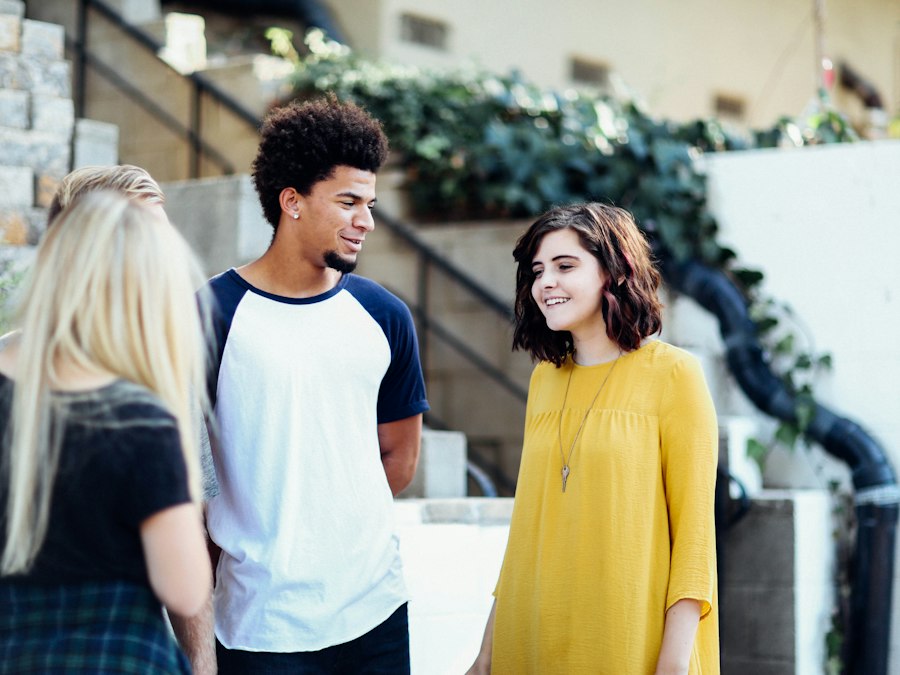 Jongeren in gesprek buiten bij school