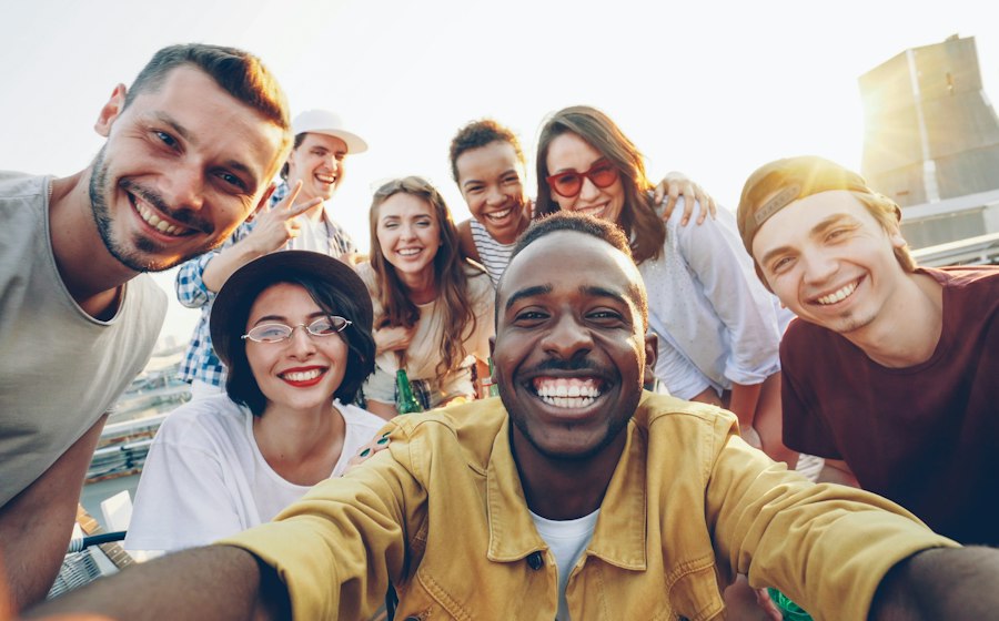 Diverse groep jongeren maakt samen een selfie